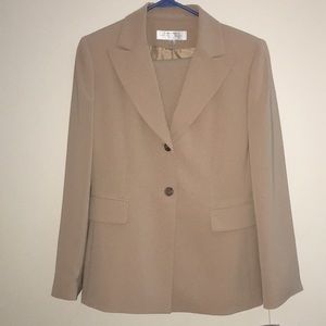 Tahari 2pc Garment Suit (Tan Color, Size 8p)
